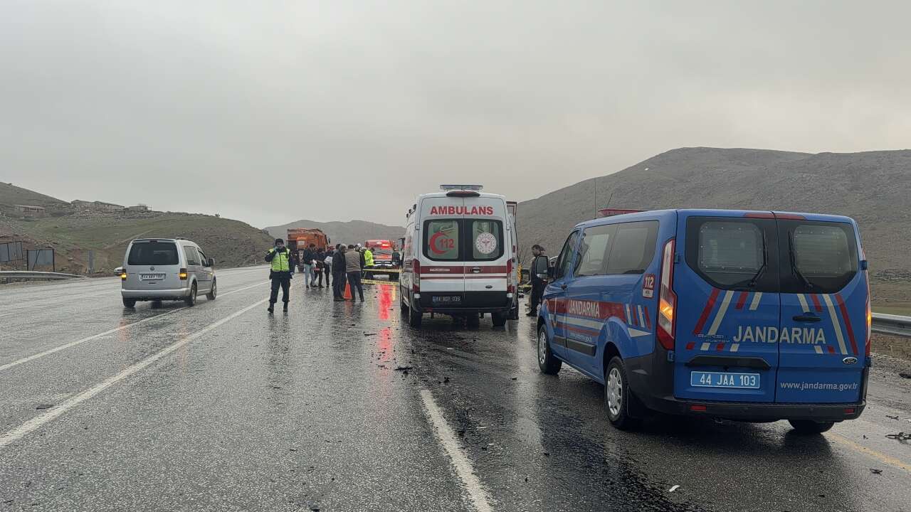 TIR ile otomobil kafa kafaya çarpıştı! 3 kişi hayatını kaybetti 7