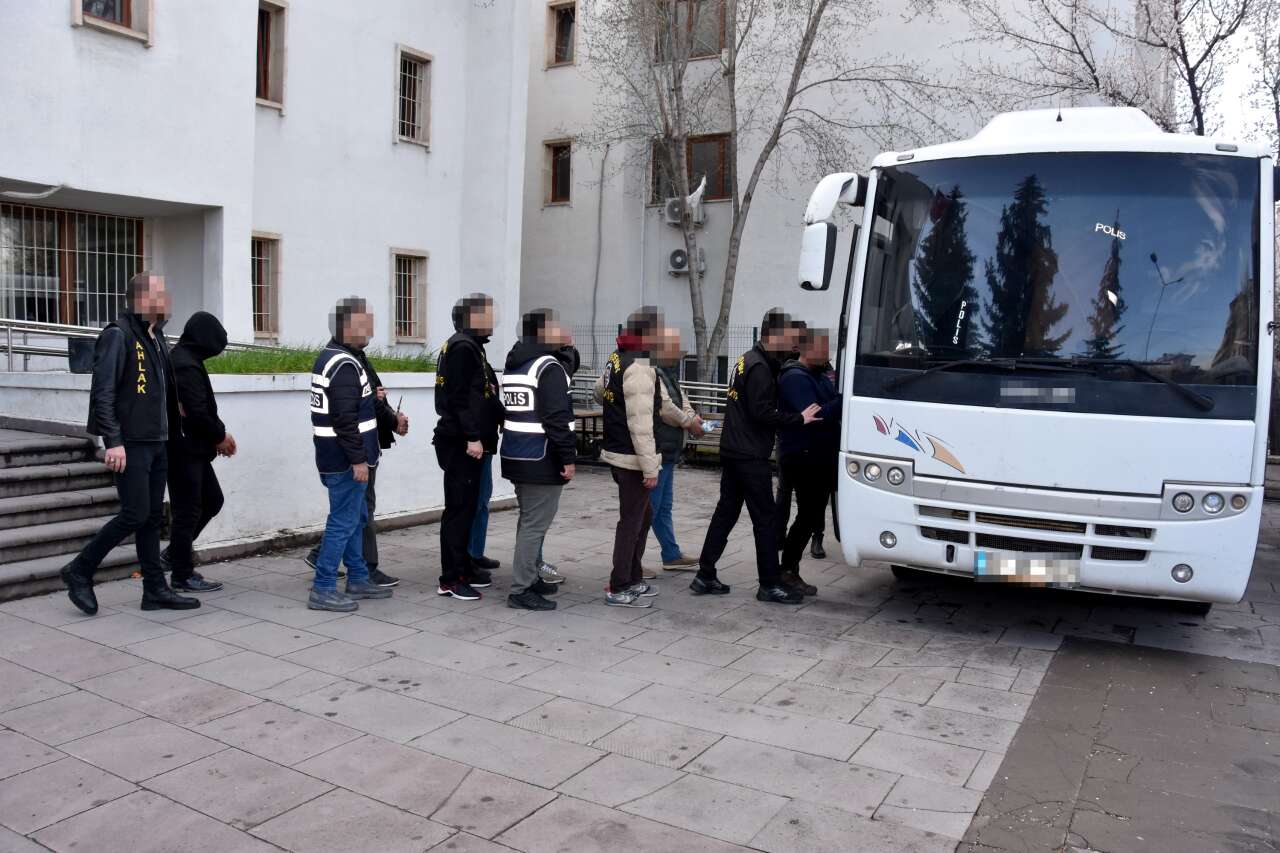 Fuhşa aracılık operasyonunda 8 gözaltı 1