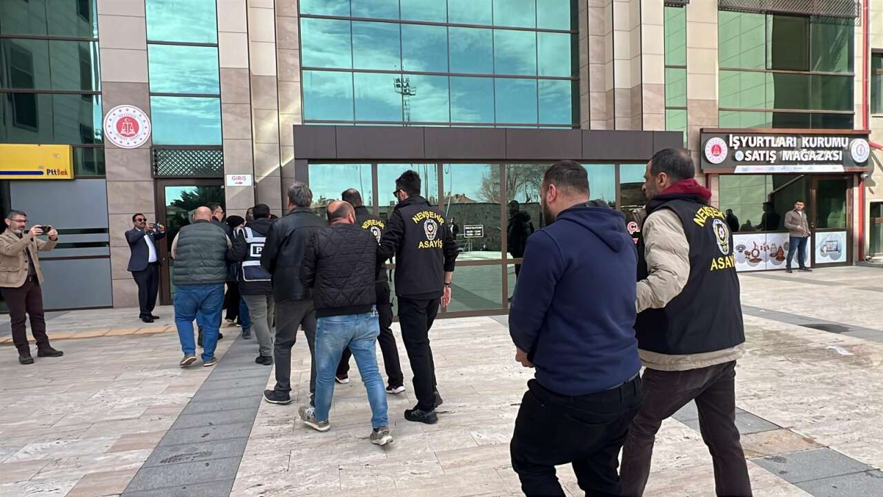 Fuhşa aracılık operasyonunda 8 gözaltı 9