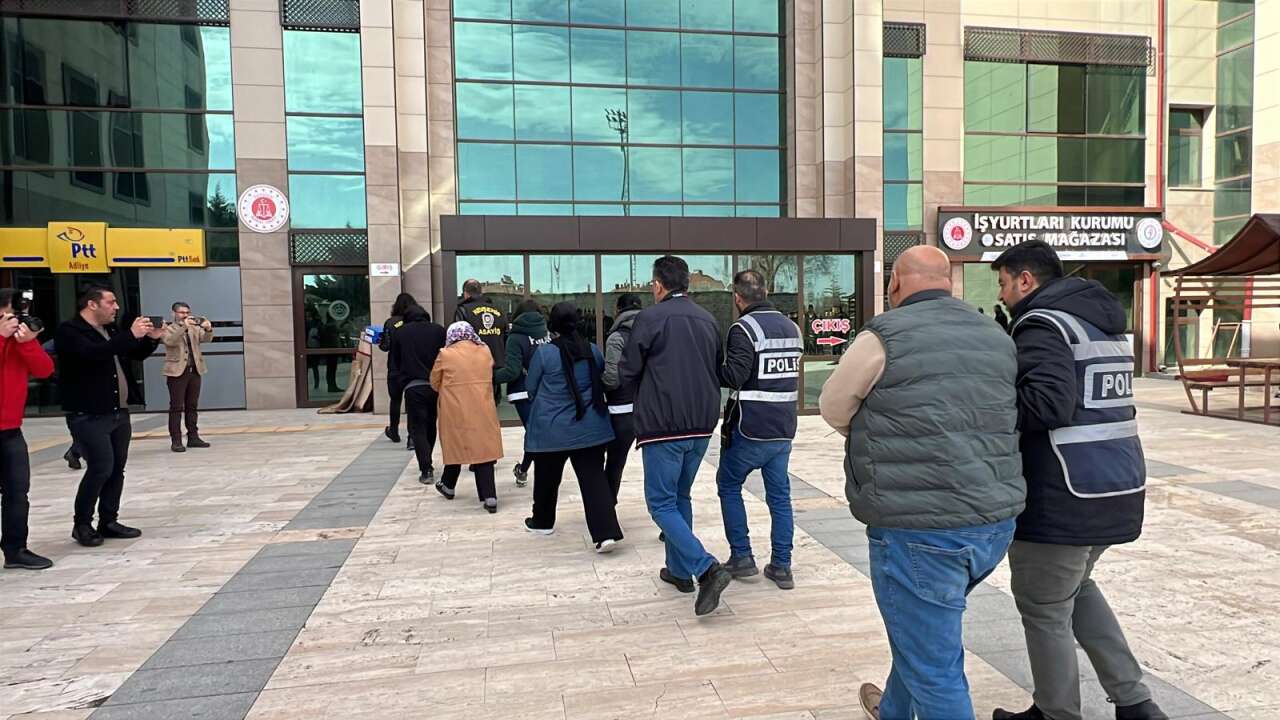 Fuhşa aracılık operasyonunda 8 gözaltı 8