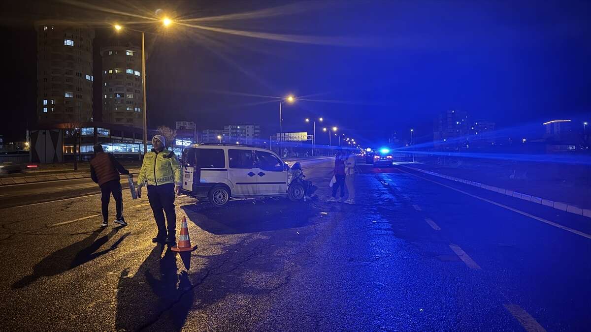 Arızalanan minibüs kazaya neden oldu! 1’i bebek 6 yaralı var 3