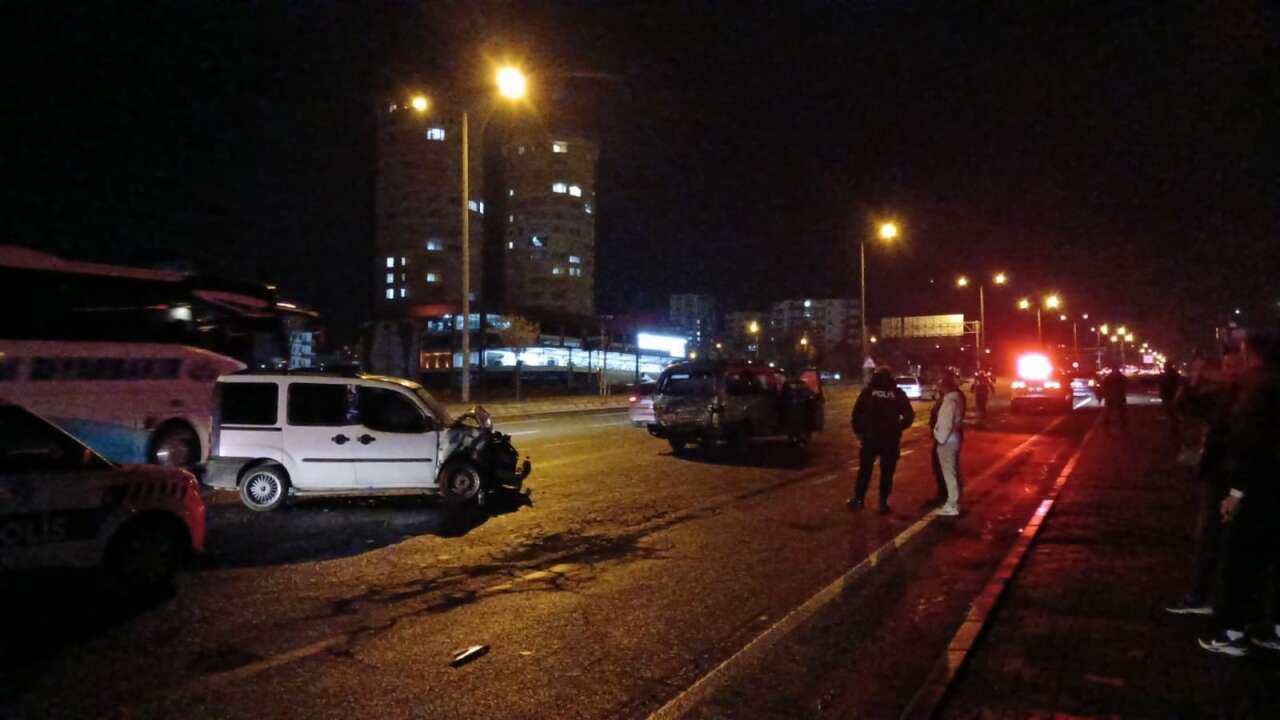 Arızalanan minibüs kazaya neden oldu! 1’i bebek 6 yaralı var 4