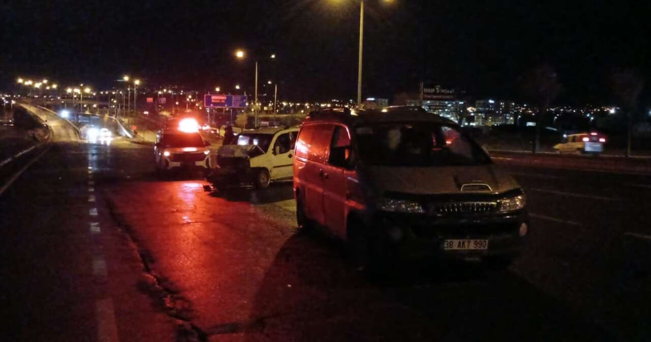 Arızalanan minibüs kazaya neden oldu! 1’i bebek 6 yaralı var 6