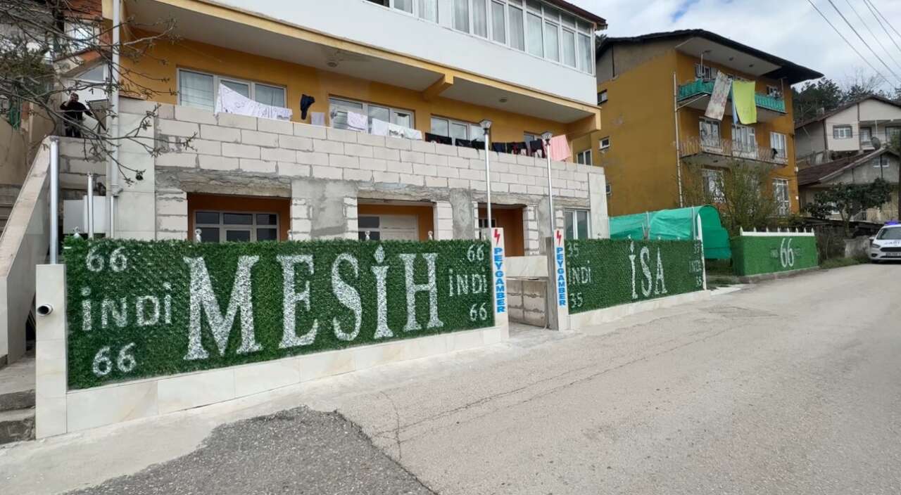 Mesih olduğunu iddia eden adamın evine yazdıkları ekipleri harekete geçirdi 1