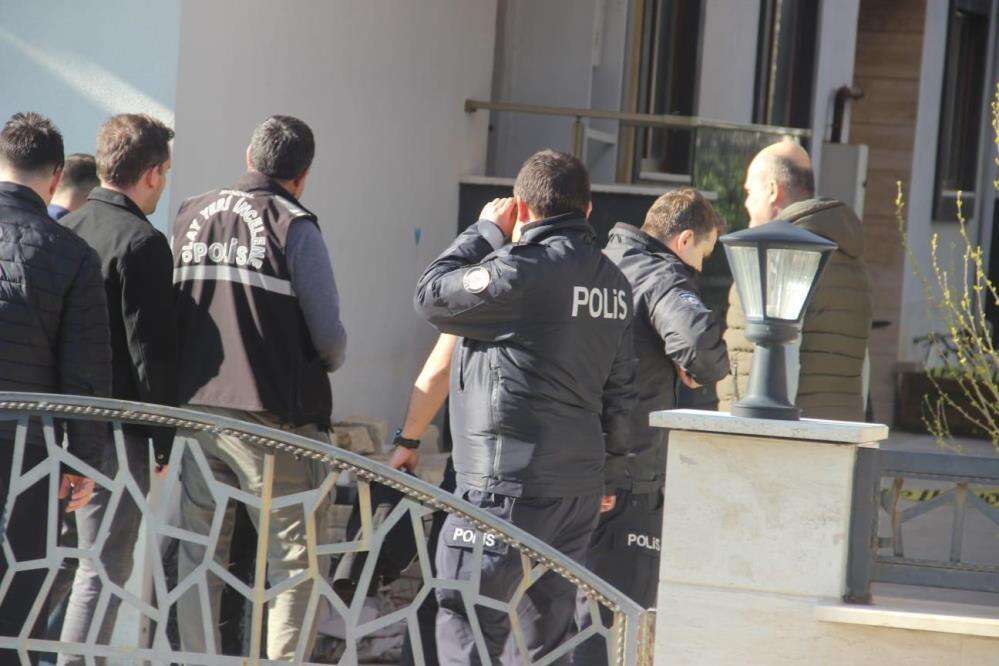 Eşini tüfekle vuran çiftlik çalışanı koca polise teslim oldu 16