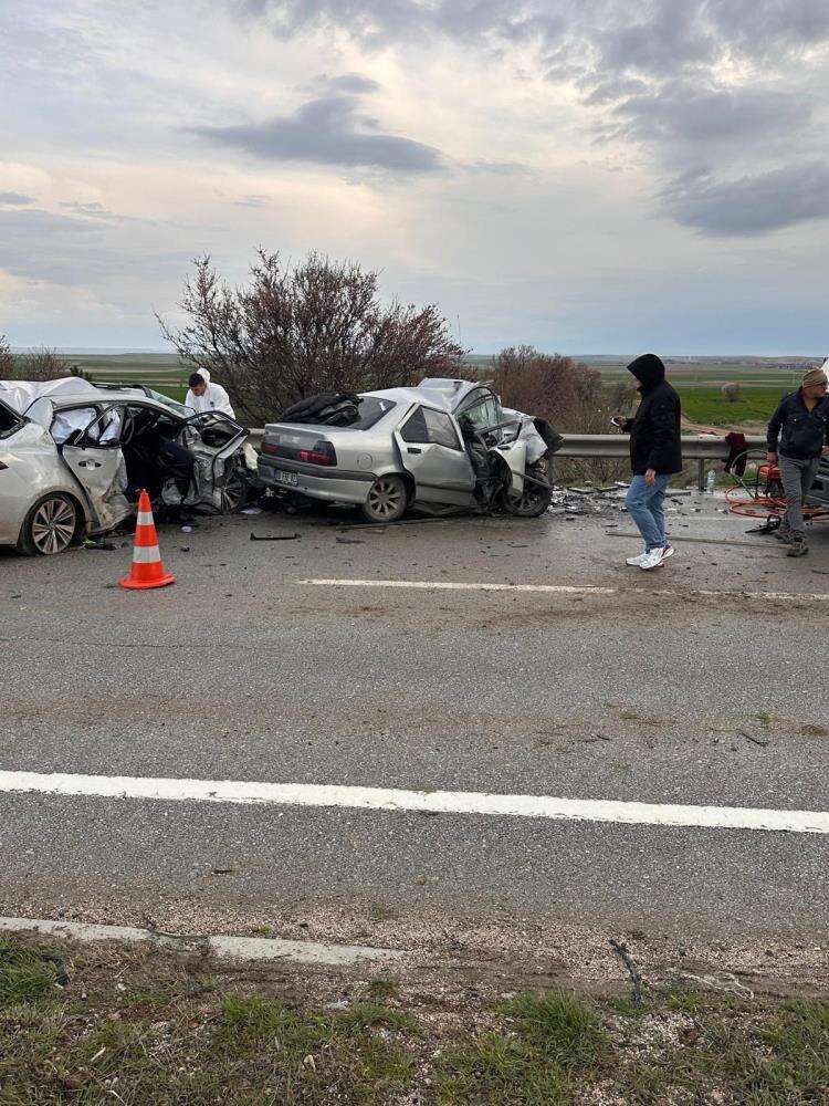 Karşı şeride geçen araç otomobille çarpıştı! 4 ölü, 2 yaralı var 5