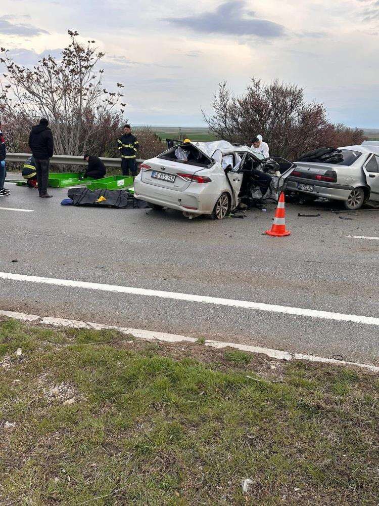 Karşı şeride geçen araç otomobille çarpıştı! 4 ölü, 2 yaralı var 2