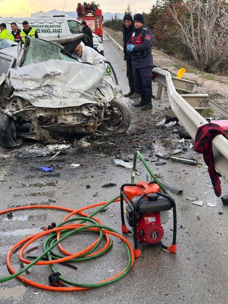 Karşı şeride geçen araç otomobille çarpıştı! 4 ölü, 2 yaralı var 1