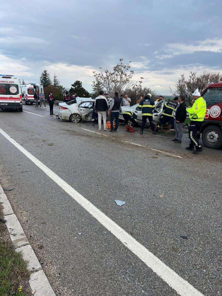 Karşı şeride geçen araç otomobille çarpıştı! 4 ölü, 2 yaralı var 3