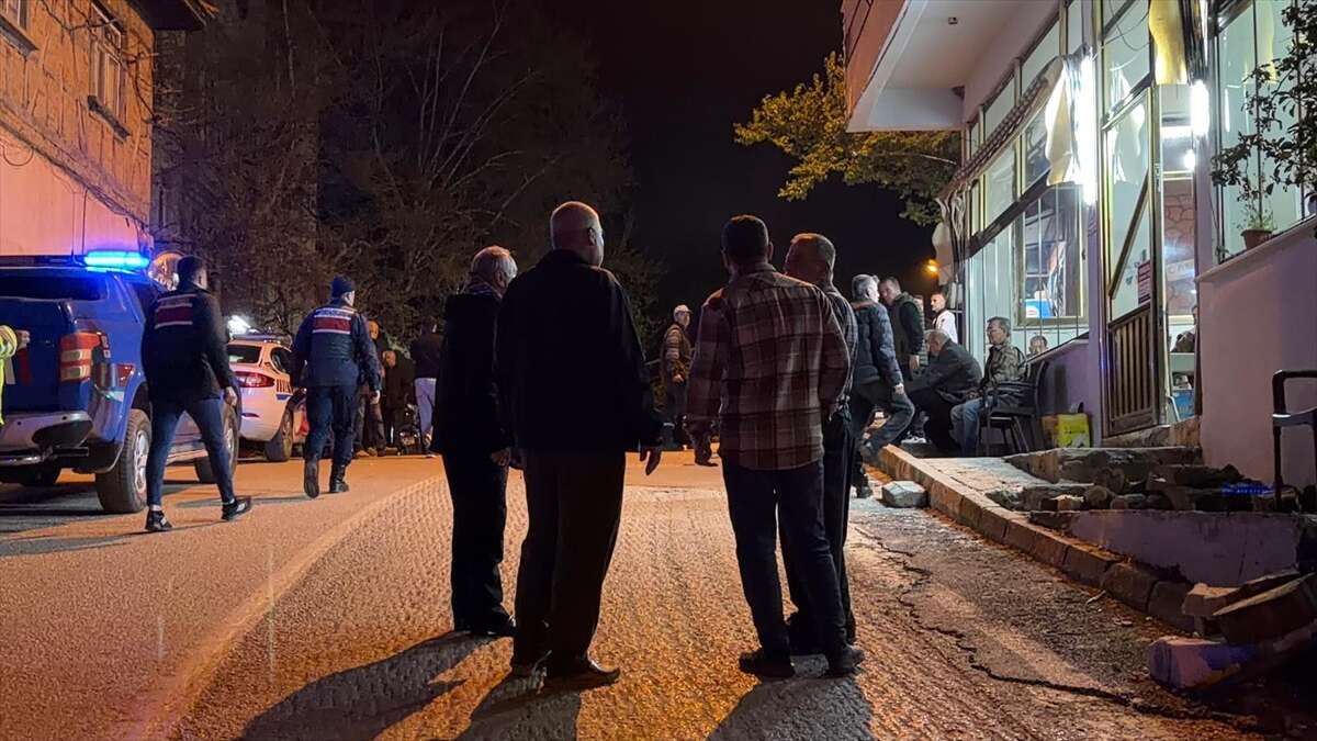 Husumetli aileler karşılaştı, baba ve oğlu öldürüldü 15