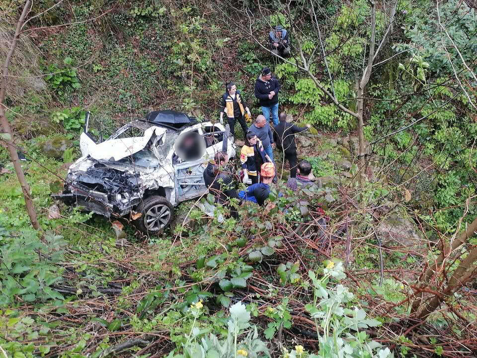 Otomobil uçuruma yuvarlandı! Baba ve öğretmen kızı hayatını kaybetti 2