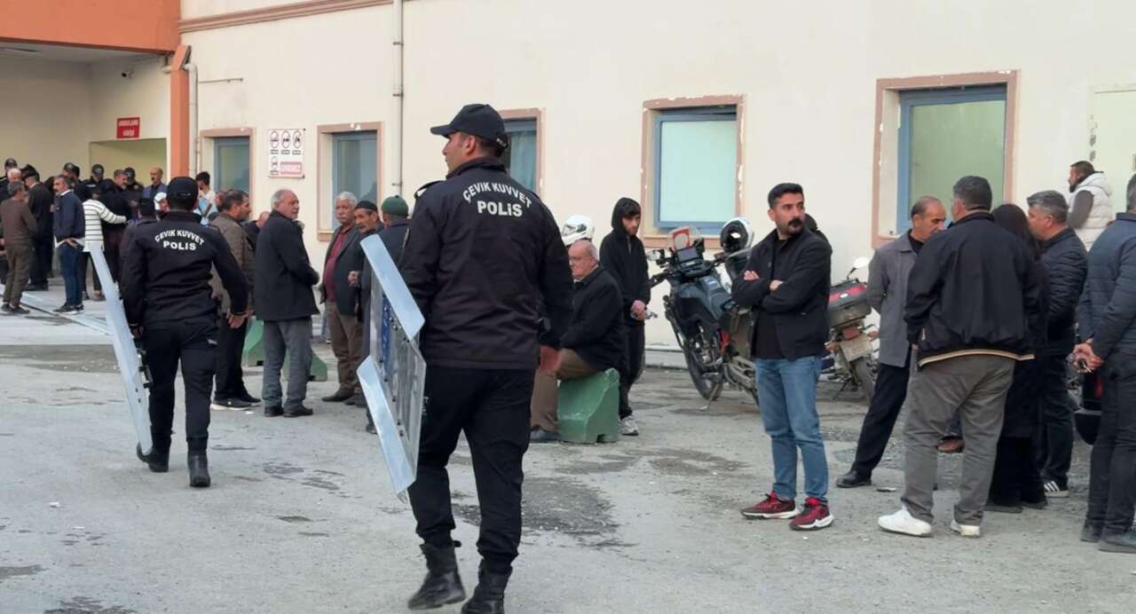 Köyde iki aile arasında silahlı kavga çıktı! 2 ölü, 6 yaralı var 4