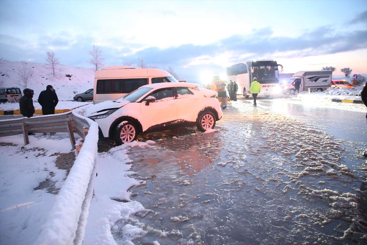 Kar ve sis kazayı getirdi! 10 araç çarpıştı, çok sayıda yaralı var 1