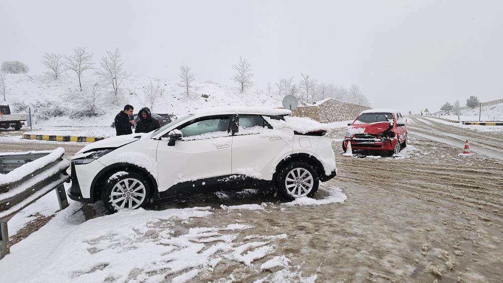 Kar ve sis kazayı getirdi! 10 araç çarpıştı, çok sayıda yaralı var 4