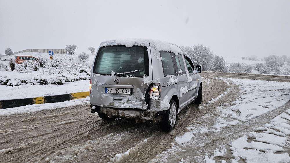 Kar ve sis kazayı getirdi! 10 araç çarpıştı, çok sayıda yaralı var 6