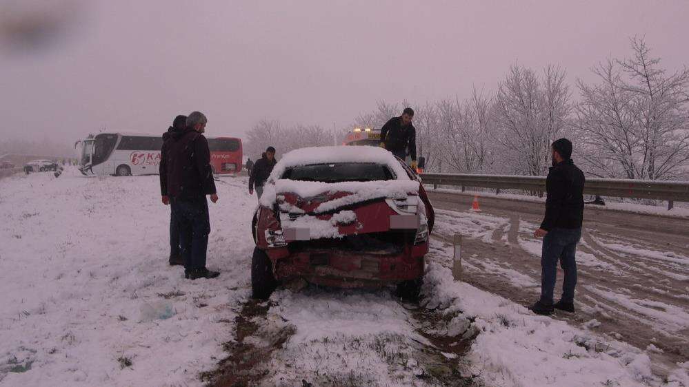 Kar ve sis kazayı getirdi! 10 araç çarpıştı, çok sayıda yaralı var 11