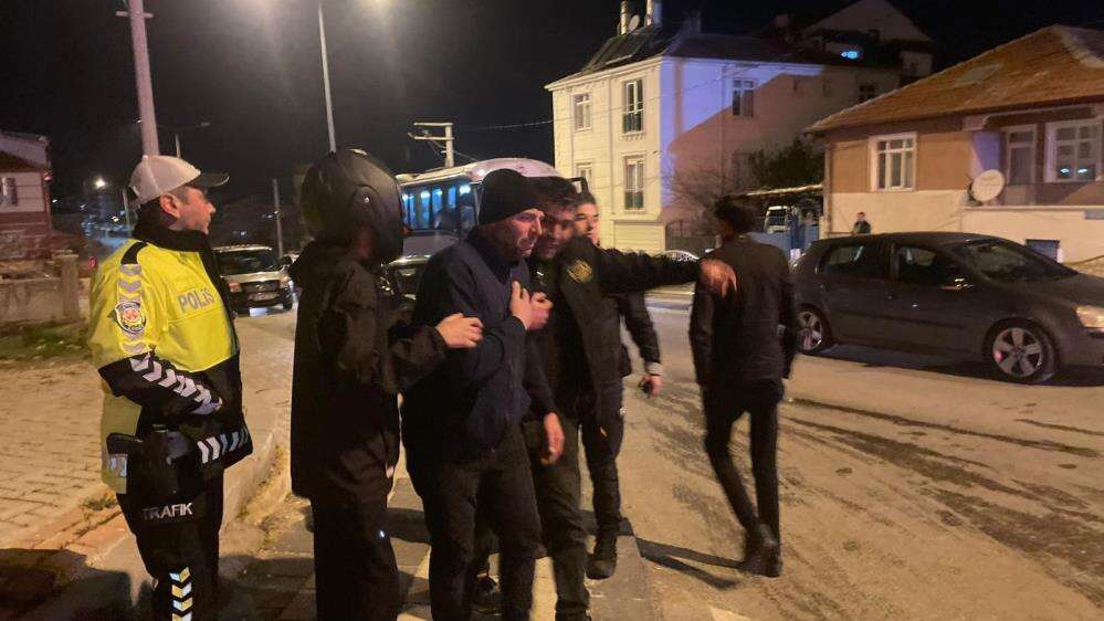 Pikap ile otomobil çarpıştı, ortalık savaş alanına döndü! 6 yaralı 9