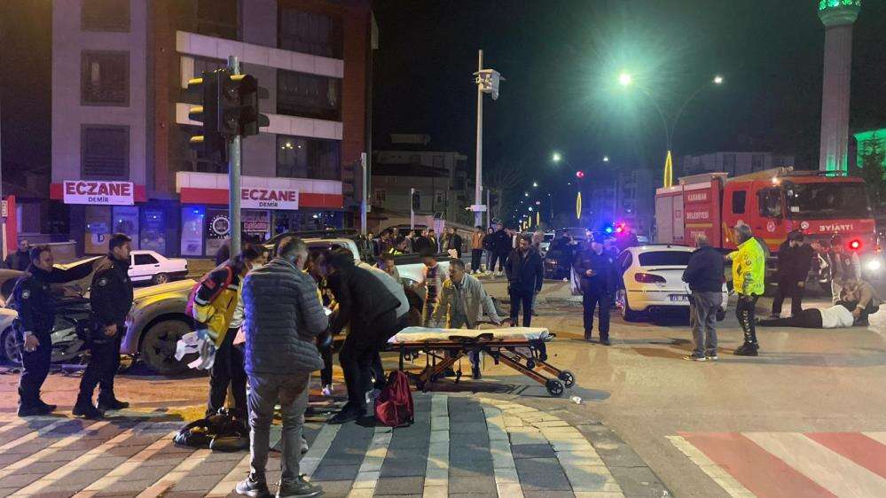 Pikap ile otomobil çarpıştı, ortalık savaş alanına döndü! 6 yaralı 7