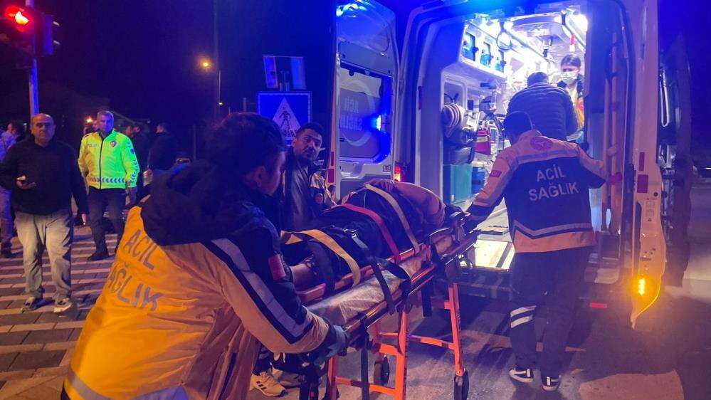 Pikap ile otomobil çarpıştı, ortalık savaş alanına döndü! 6 yaralı 6