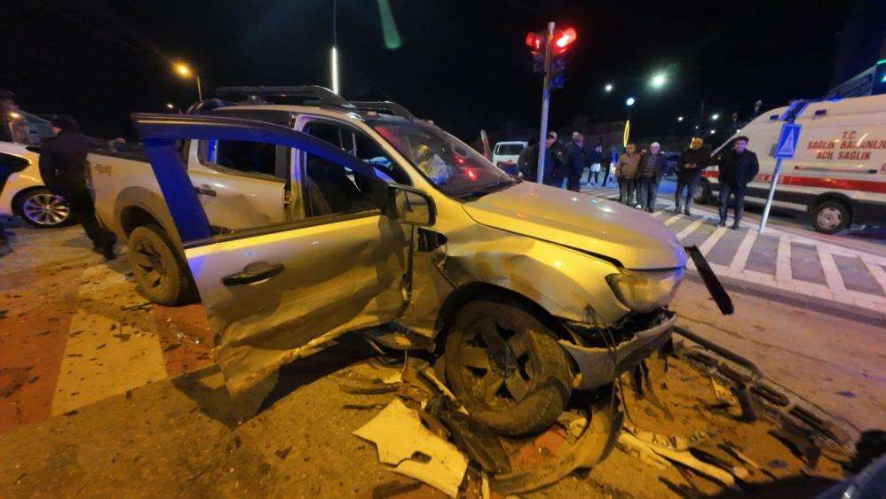Pikap ile otomobil çarpıştı, ortalık savaş alanına döndü! 6 yaralı 3