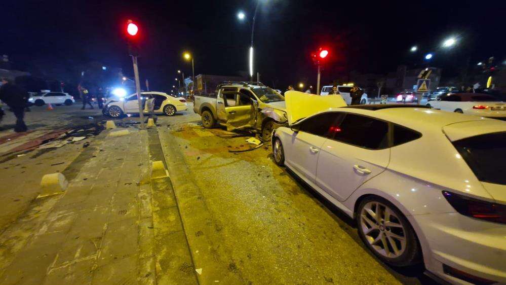 Pikap ile otomobil çarpıştı, ortalık savaş alanına döndü! 6 yaralı 2