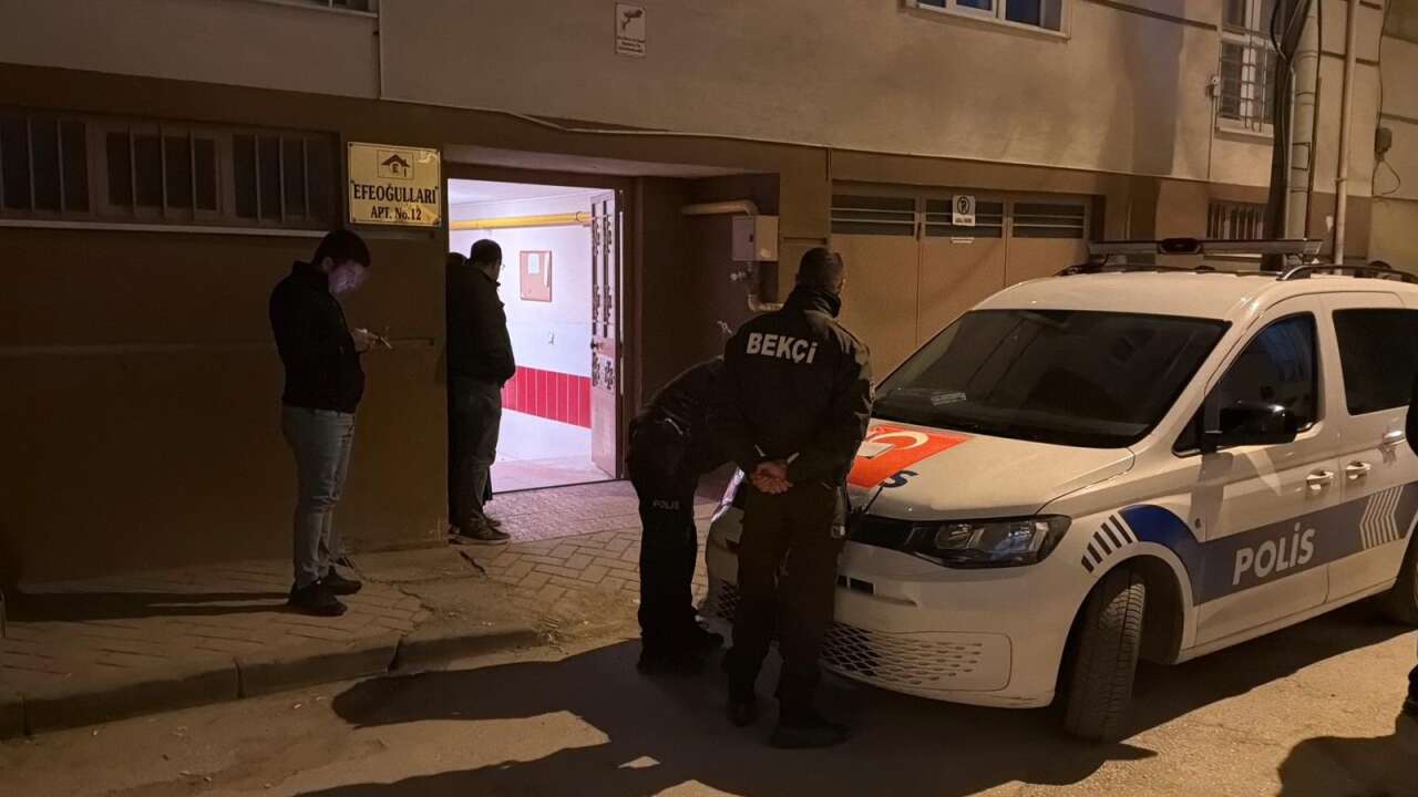 Kötü koku gelen eve maskeyle giren ekipler acı gerçeği ortaya çıkardı 3