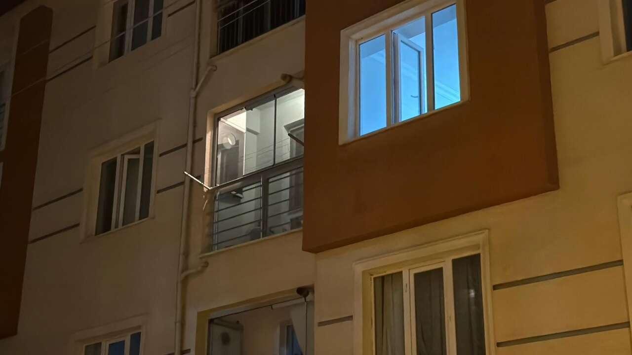 Kötü koku gelen eve maskeyle giren ekipler acı gerçeği ortaya çıkardı 5