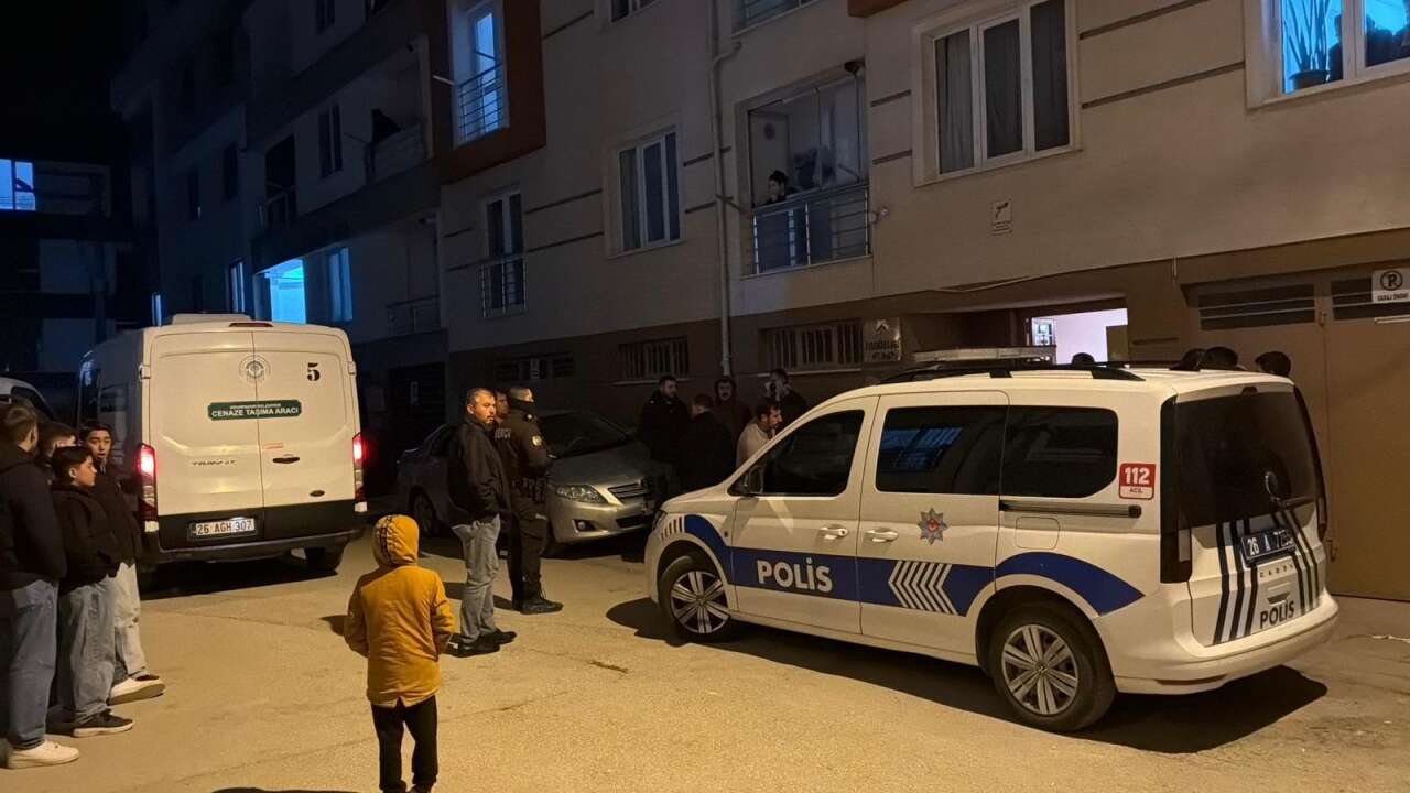 Kötü koku gelen eve maskeyle giren ekipler acı gerçeği ortaya çıkardı 2