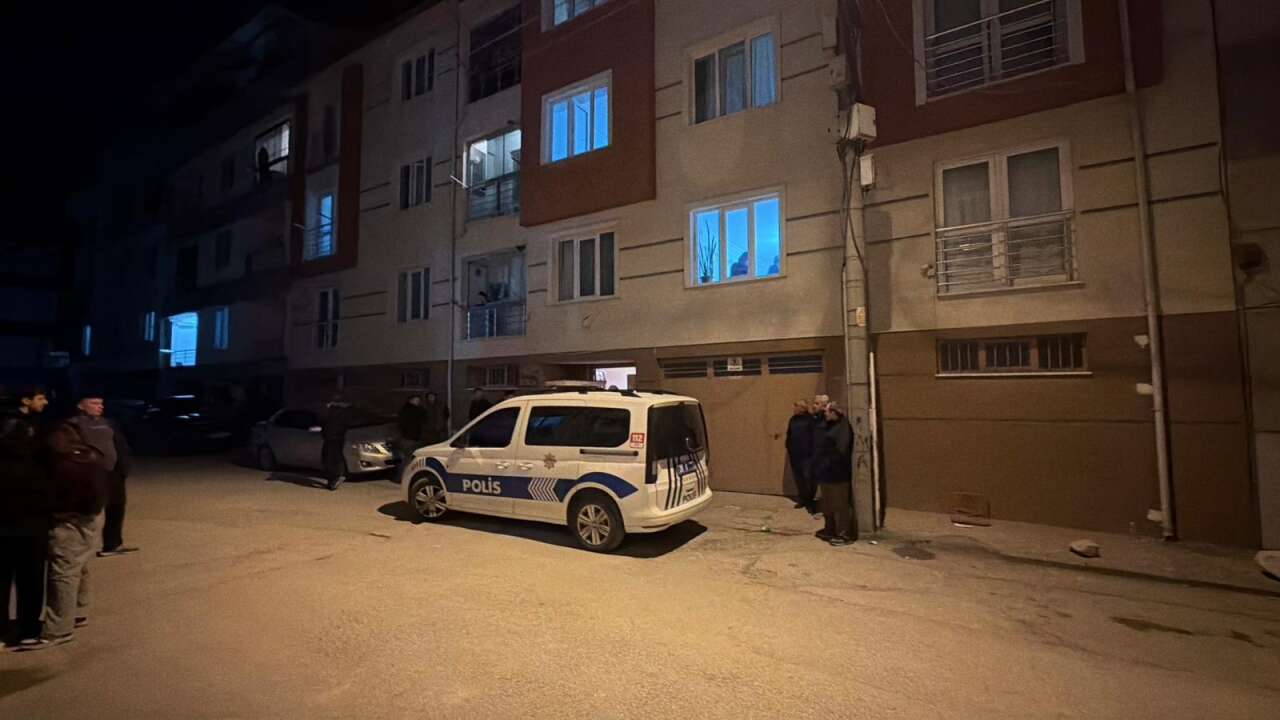 Kötü koku gelen eve maskeyle giren ekipler acı gerçeği ortaya çıkardı 1