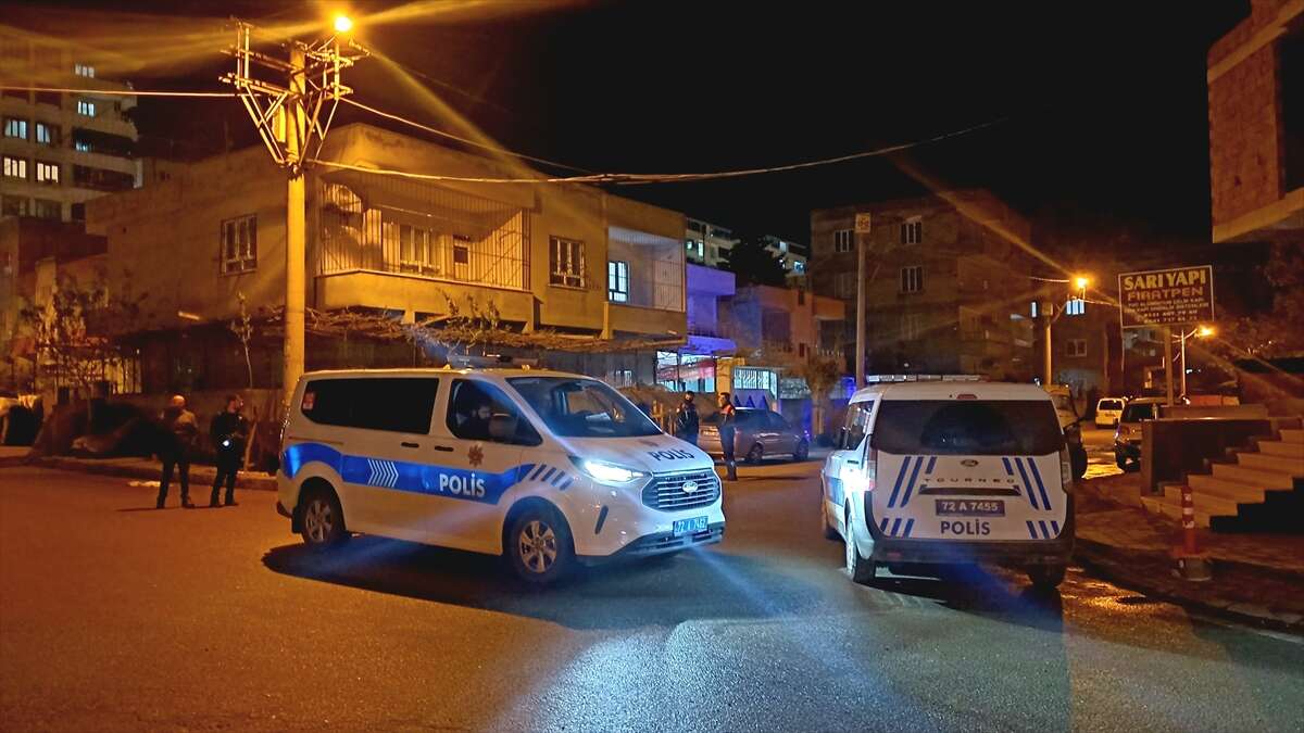 Sokak ortasında silahlı çatışma çıktı! Yaralılar var 2