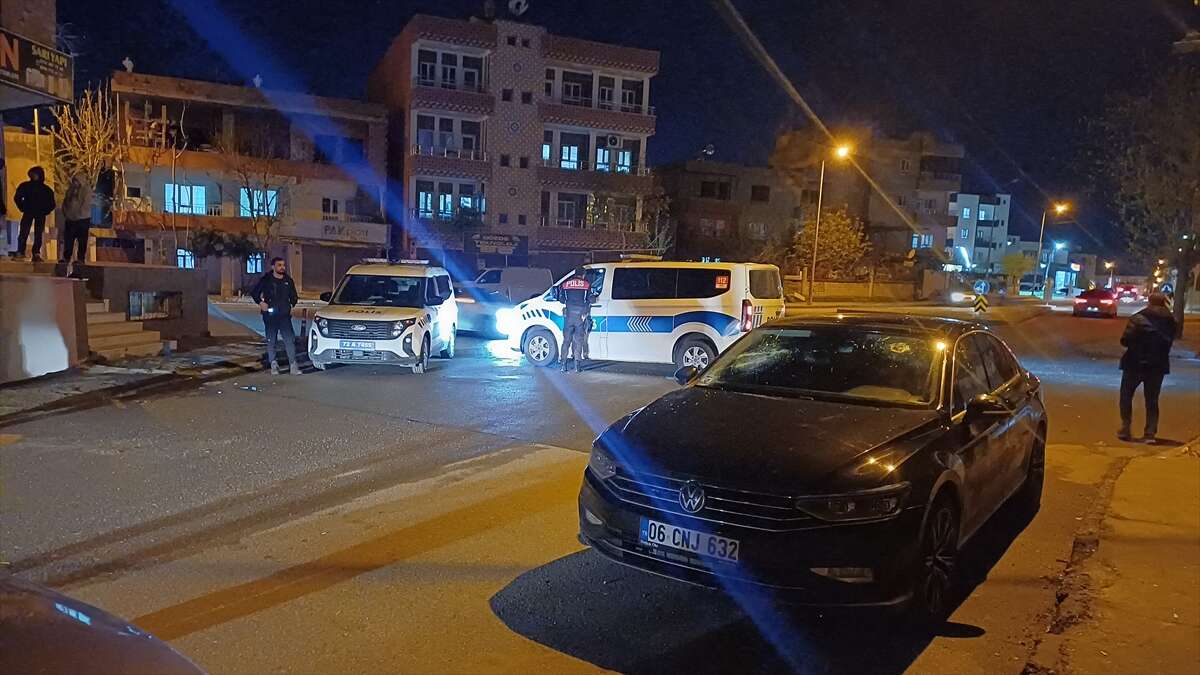 Sokak ortasında silahlı çatışma çıktı! Yaralılar var 1