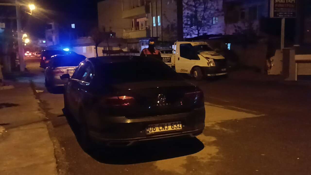 Sokak ortasında silahlı çatışma çıktı! Yaralılar var 9