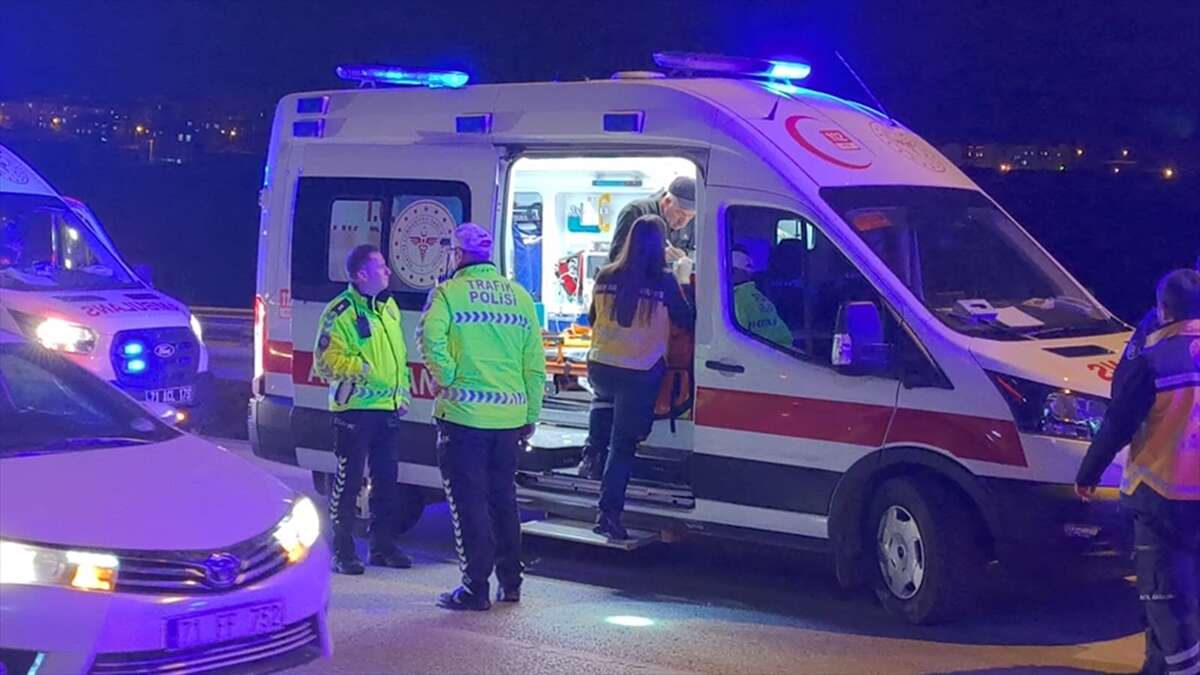 TIR, otomobille çarpıştı! 3 yaralı var 2