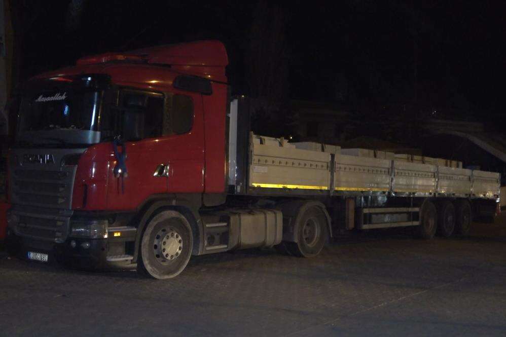 TIR, otomobille çarpıştı! 3 yaralı var 4