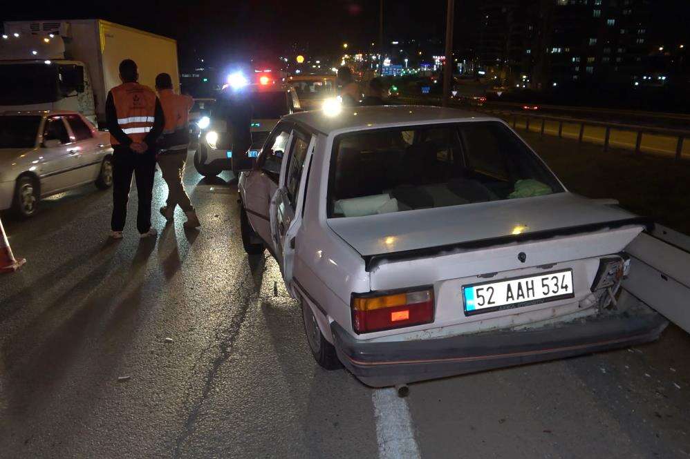 TIR, otomobille çarpıştı! 3 yaralı var 1