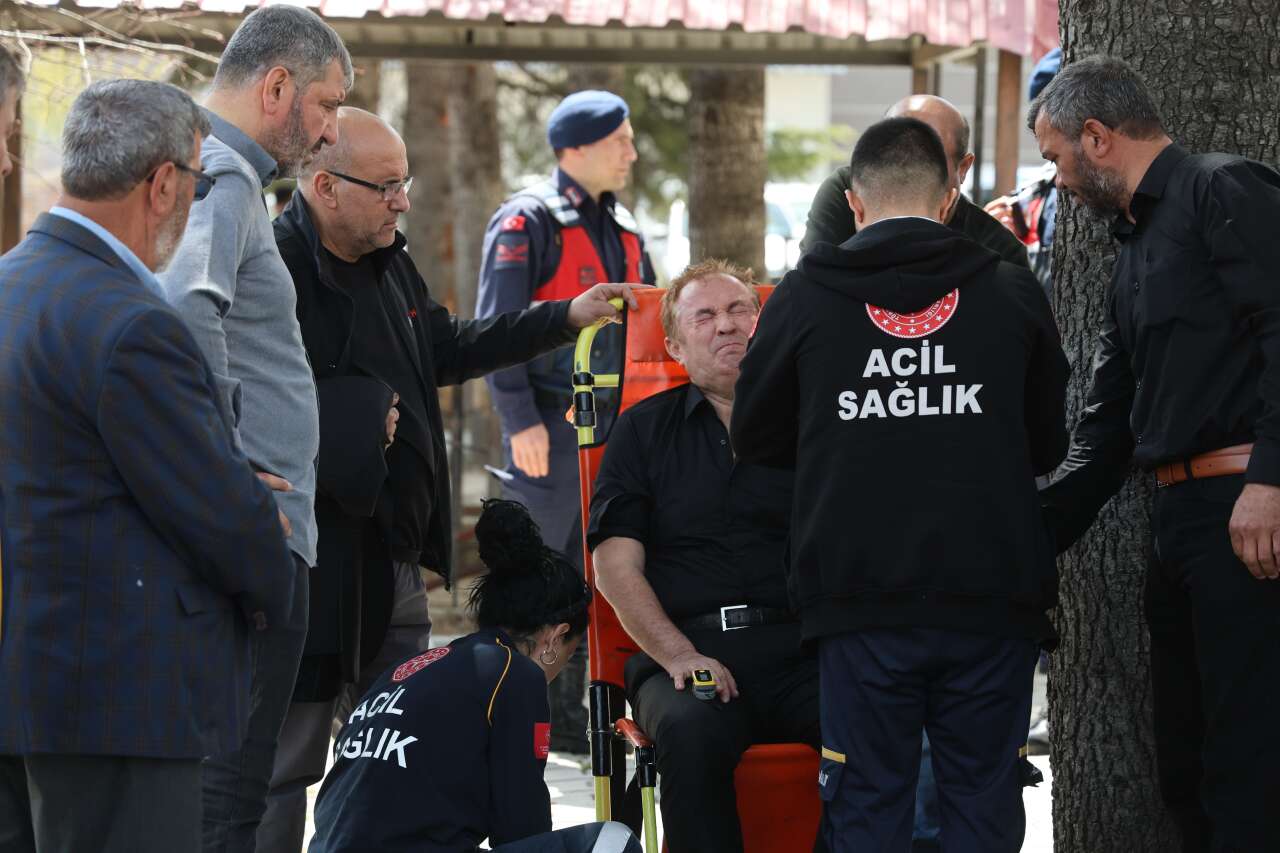 Öğrencilerine siper olan öğretmen Ayla Kara son yolculuğuna uğurlandı 22