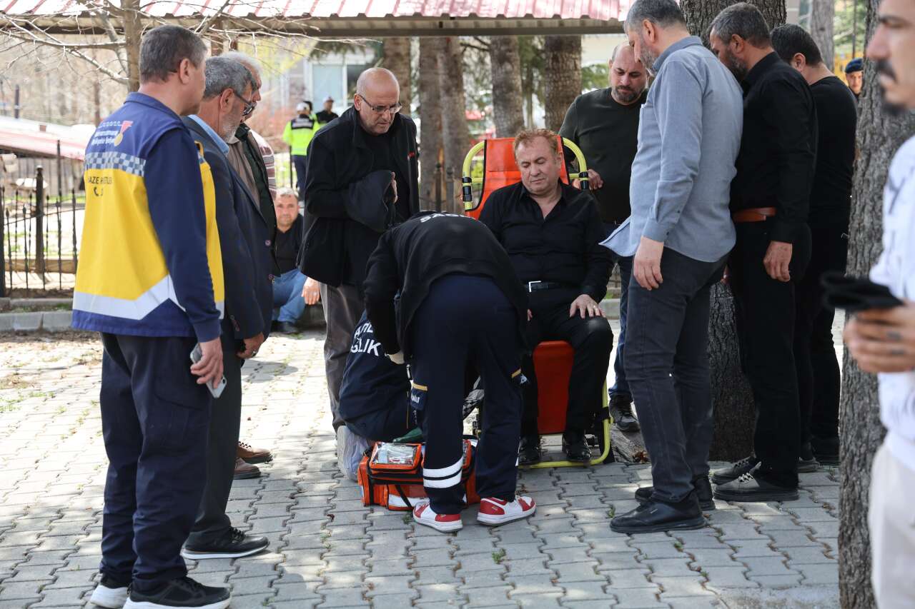 Öğrencilerine siper olan öğretmen Ayla Kara son yolculuğuna uğurlandı 19