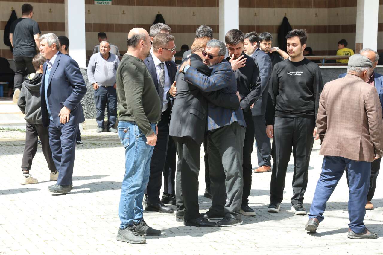 Öğrencilerine siper olan öğretmen Ayla Kara son yolculuğuna uğurlandı 18