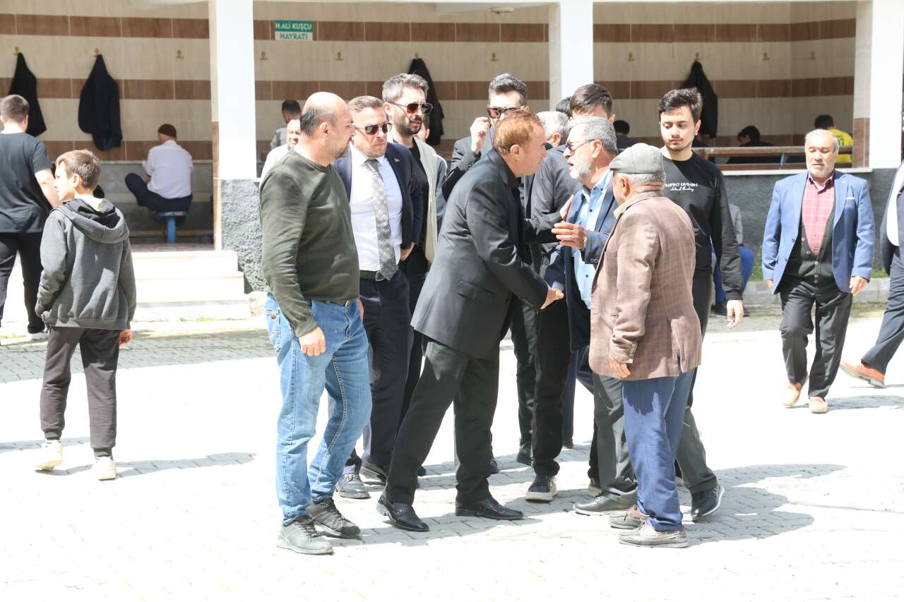 Öğrencilerine siper olan öğretmen Ayla Kara son yolculuğuna uğurlandı 20