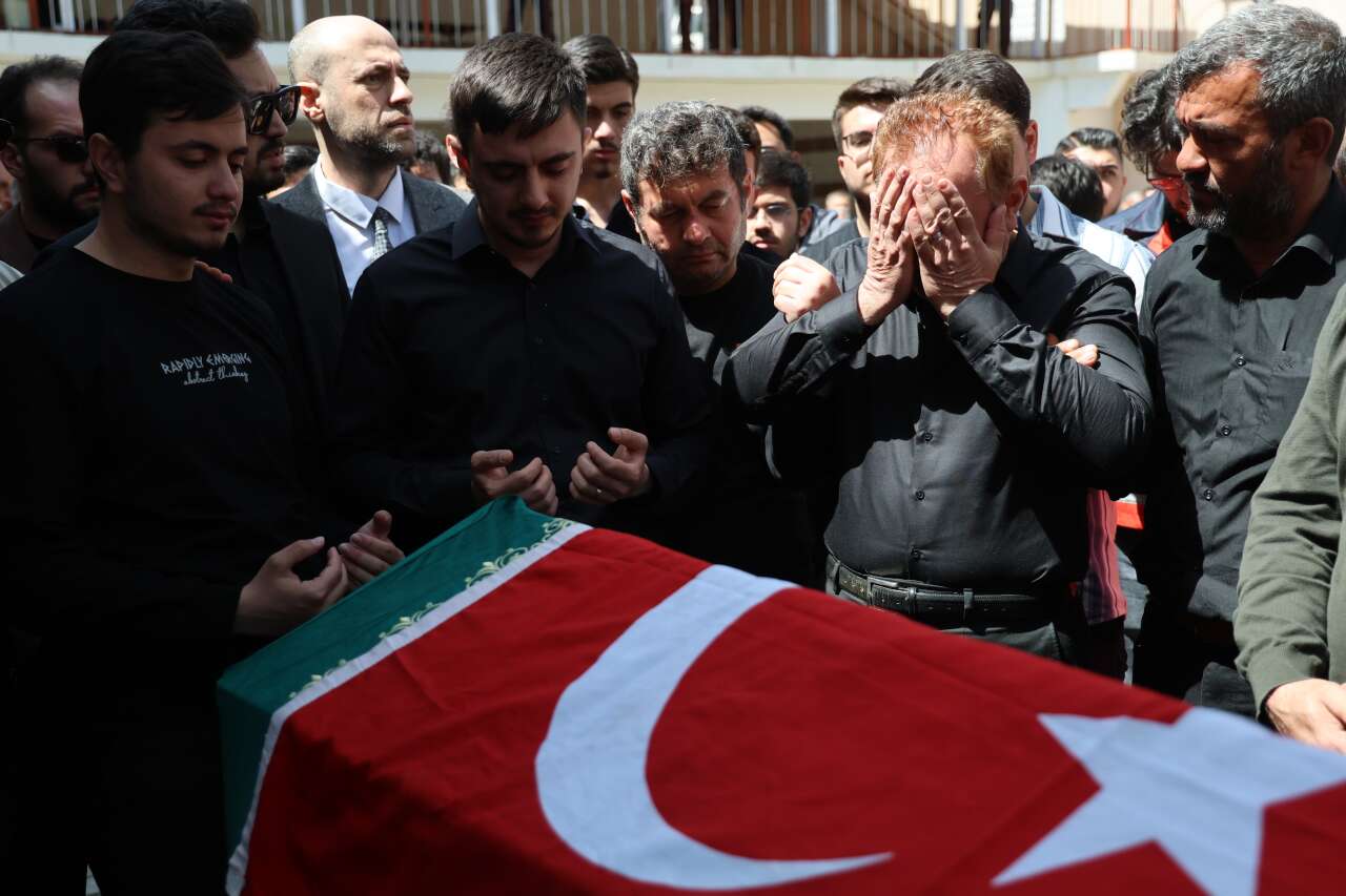 Öğrencilerine siper olan öğretmen Ayla Kara son yolculuğuna uğurlandı 17