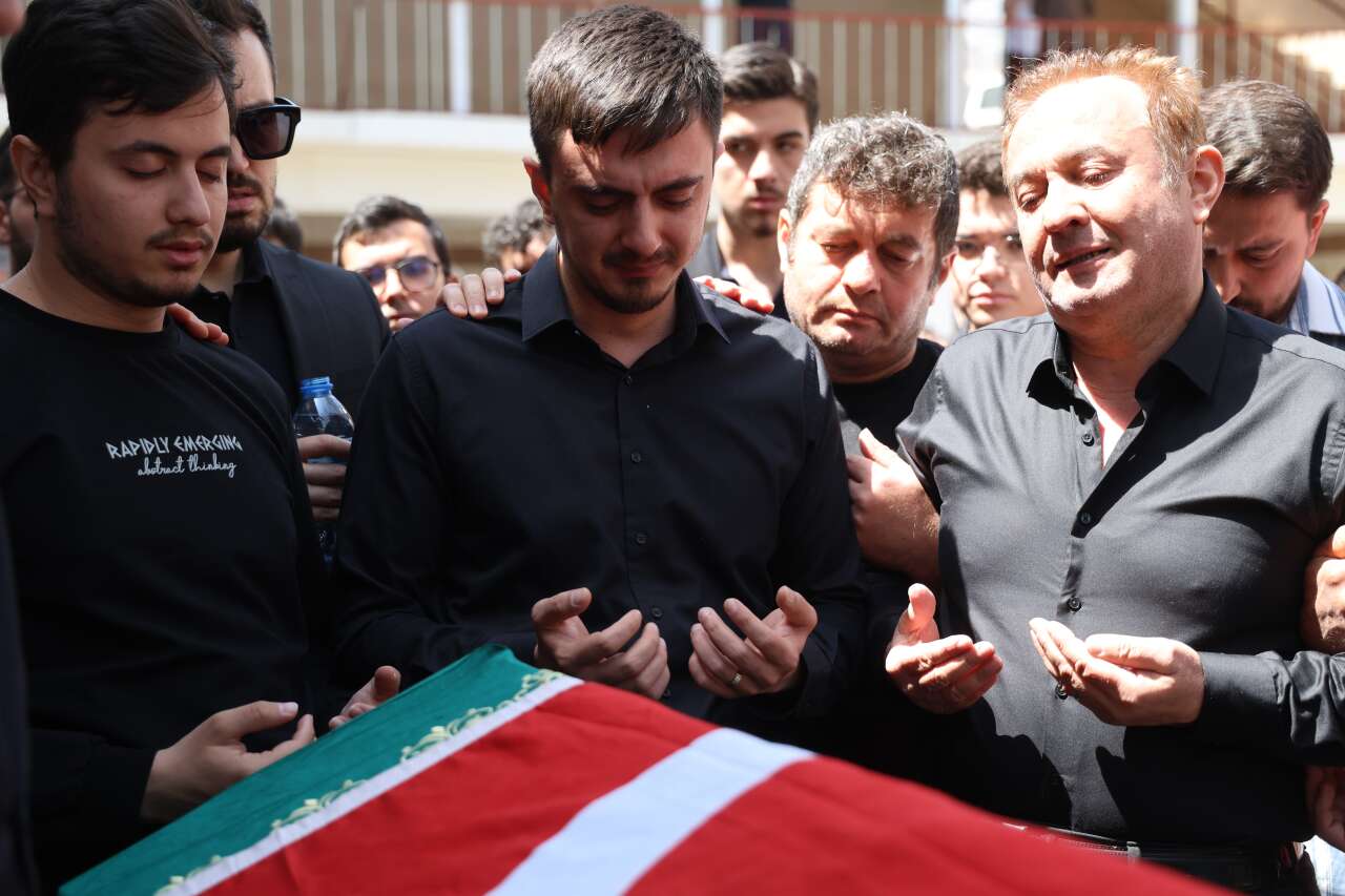 Öğrencilerine siper olan öğretmen Ayla Kara son yolculuğuna uğurlandı 15