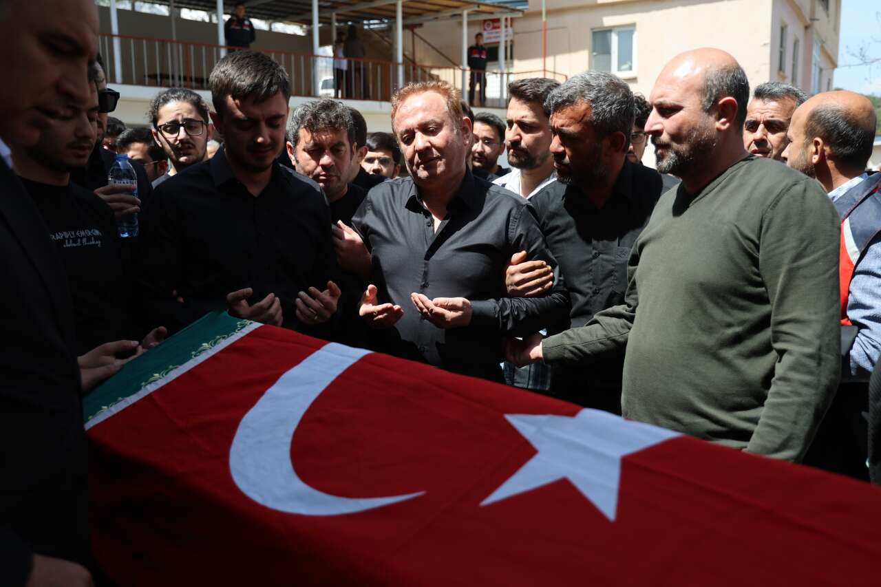 Öğrencilerine siper olan öğretmen Ayla Kara son yolculuğuna uğurlandı 16