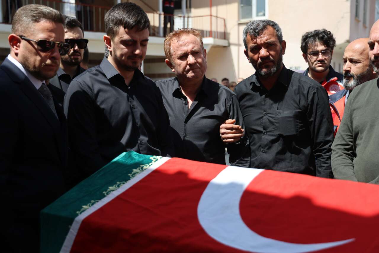 Öğrencilerine siper olan öğretmen Ayla Kara son yolculuğuna uğurlandı 14