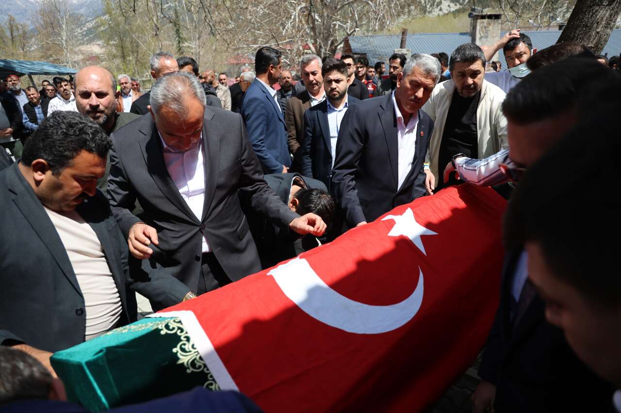 Öğrencilerine siper olan öğretmen Ayla Kara son yolculuğuna uğurlandı 12