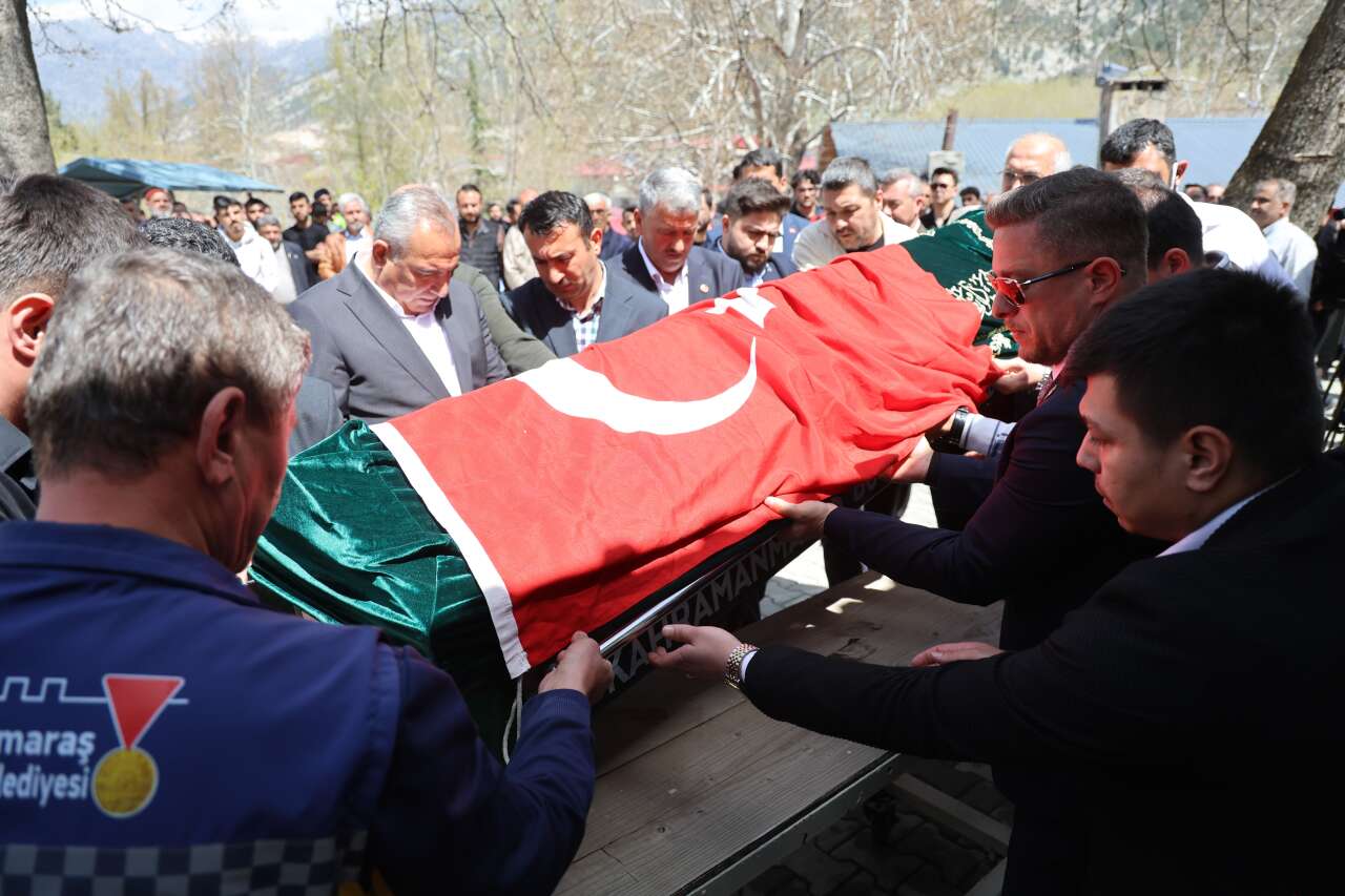 Öğrencilerine siper olan öğretmen Ayla Kara son yolculuğuna uğurlandı 11