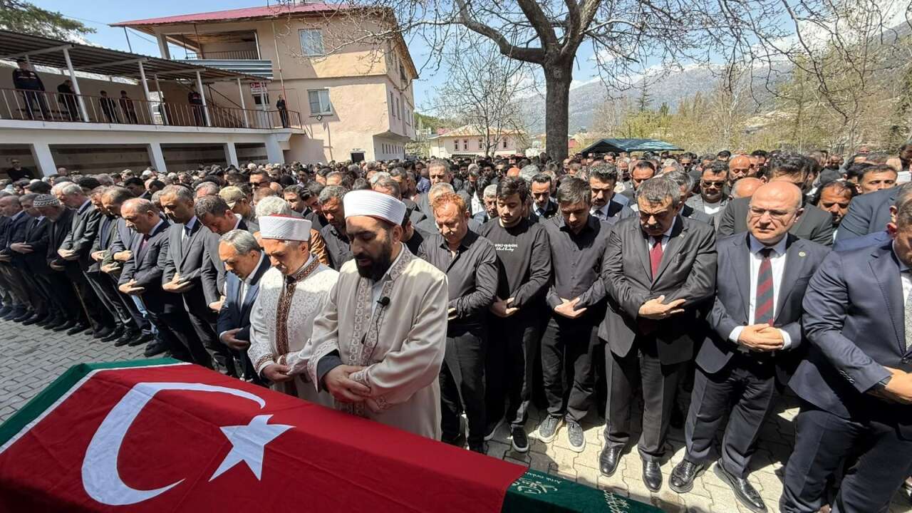 Öğrencilerine siper olan öğretmen Ayla Kara son yolculuğuna uğurlandı 13