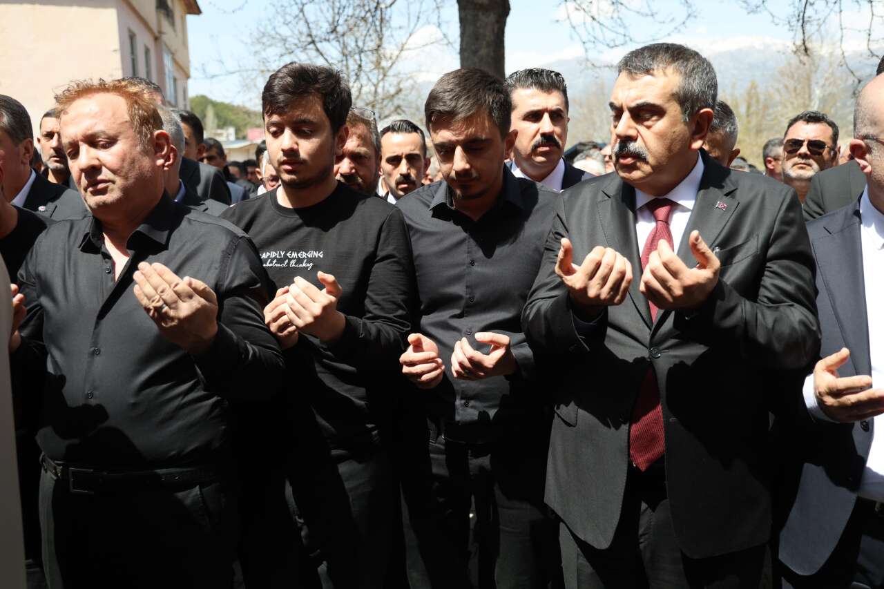 Öğrencilerine siper olan öğretmen Ayla Kara son yolculuğuna uğurlandı 10