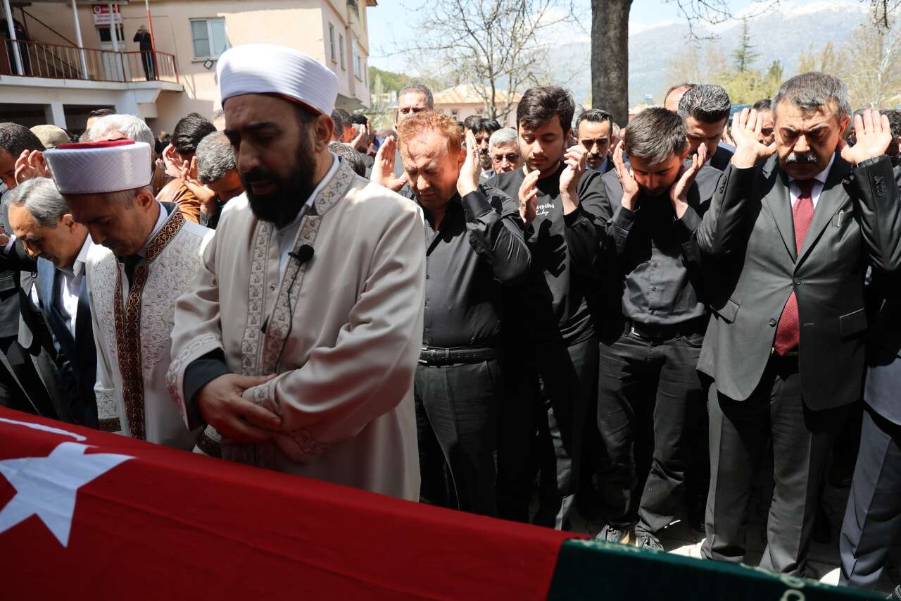 Öğrencilerine siper olan öğretmen Ayla Kara son yolculuğuna uğurlandı 2