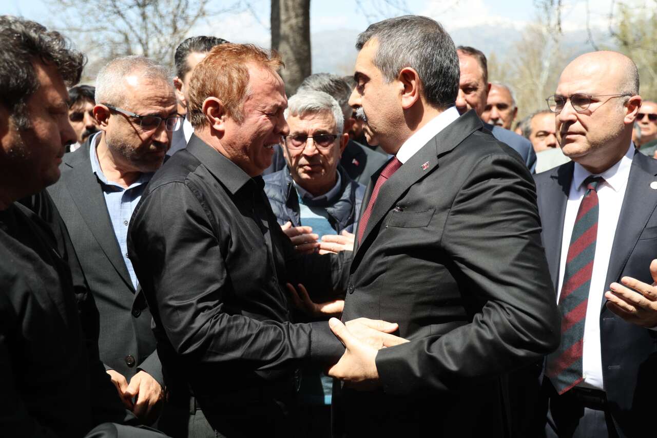 Öğrencilerine siper olan öğretmen Ayla Kara son yolculuğuna uğurlandı 8