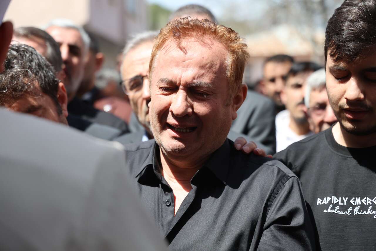 Öğrencilerine siper olan öğretmen Ayla Kara son yolculuğuna uğurlandı 9